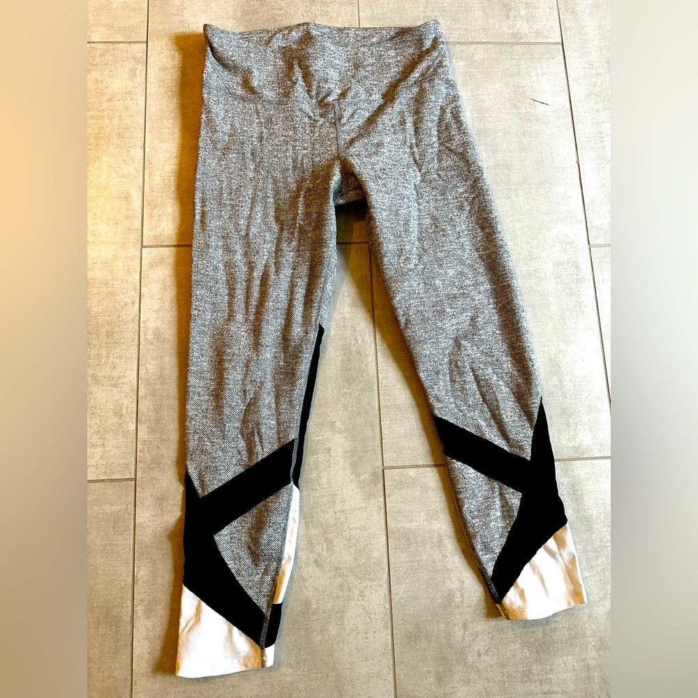 Lululemon size 6 cropped herringbone leggings